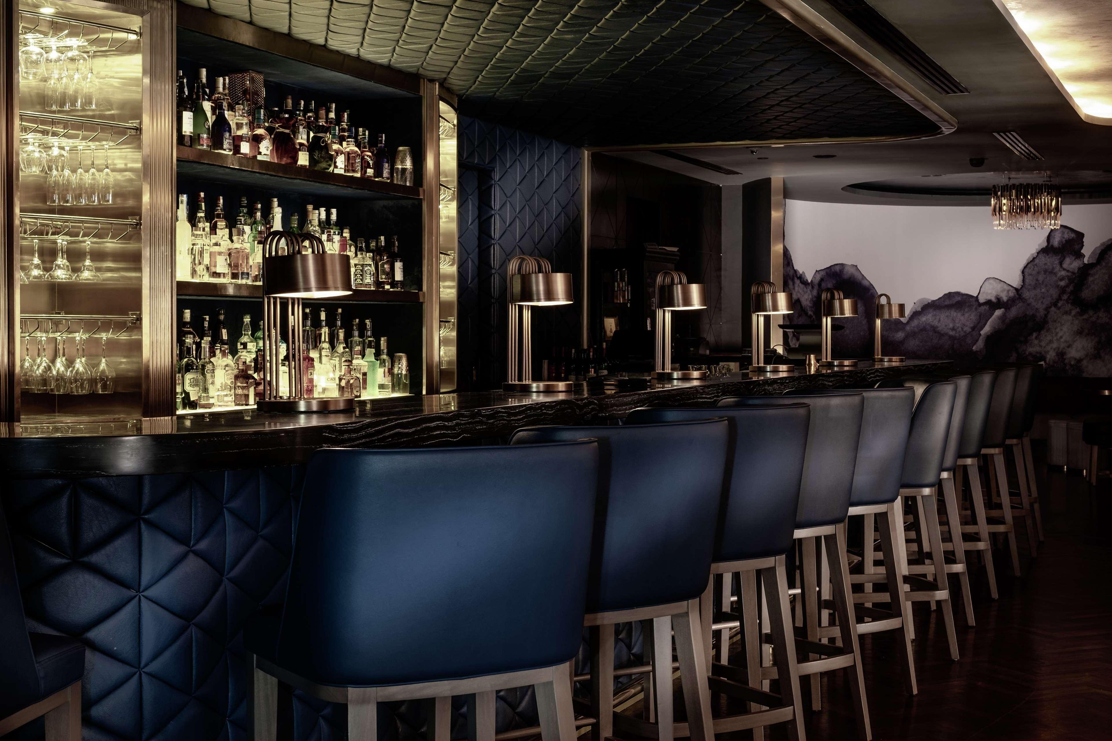 Hilton Kota Kinabalu Ξενοδοχείο Εξωτερικό φωτογραφία The bar at the London Edition