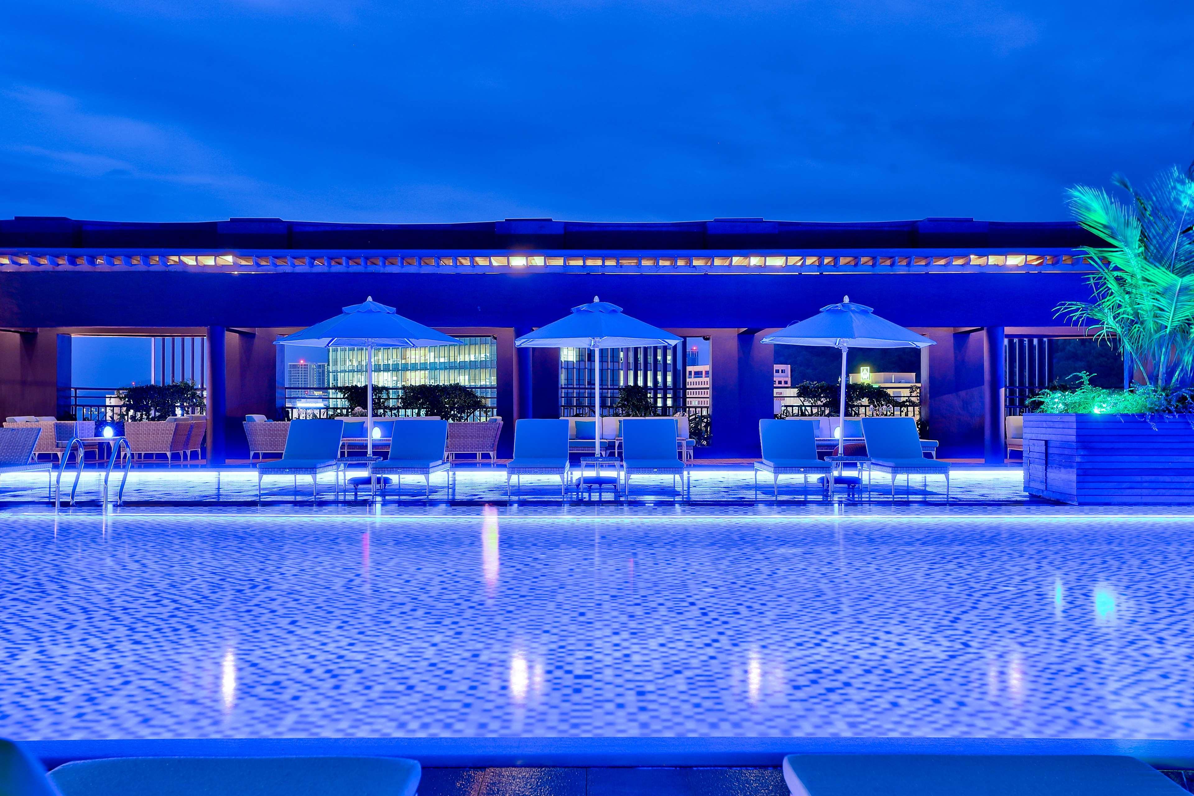 Hilton Kota Kinabalu Ξενοδοχείο Εξωτερικό φωτογραφία The pool at the hotel