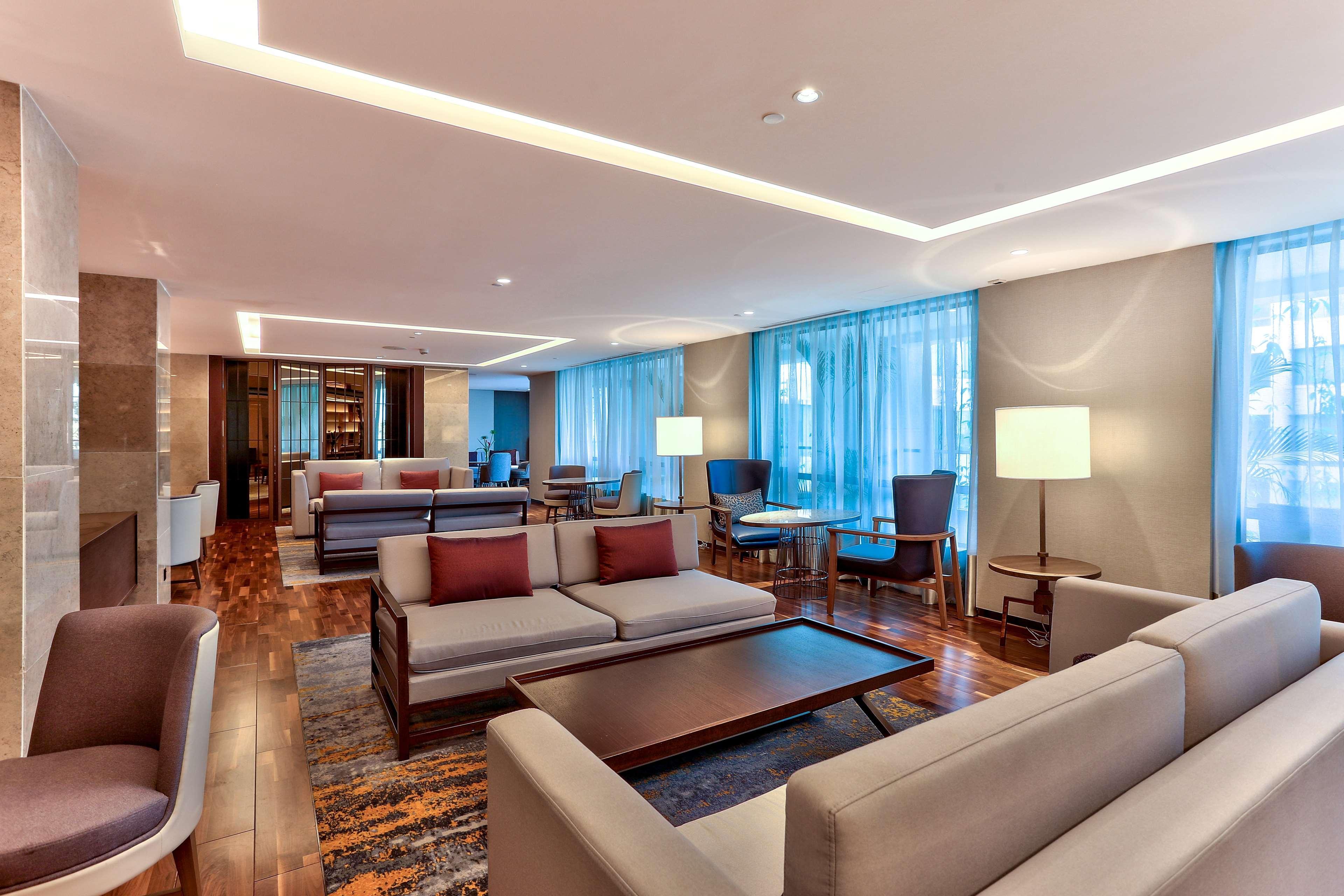 Hilton Kota Kinabalu Ξενοδοχείο Εξωτερικό φωτογραφία The lounge at the airport