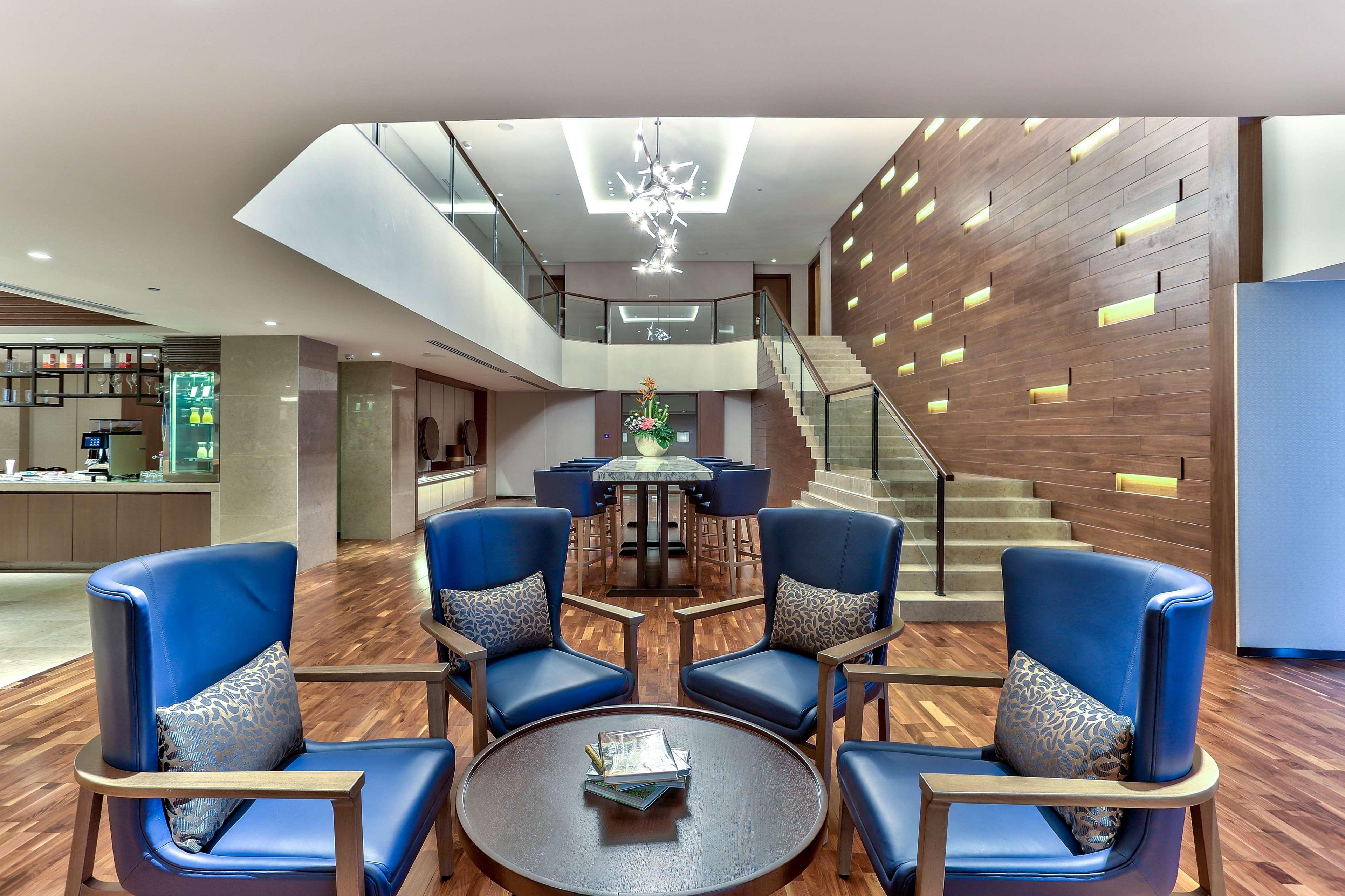 Hilton Kota Kinabalu Ξενοδοχείο Εξωτερικό φωτογραφία The interior of the lounge