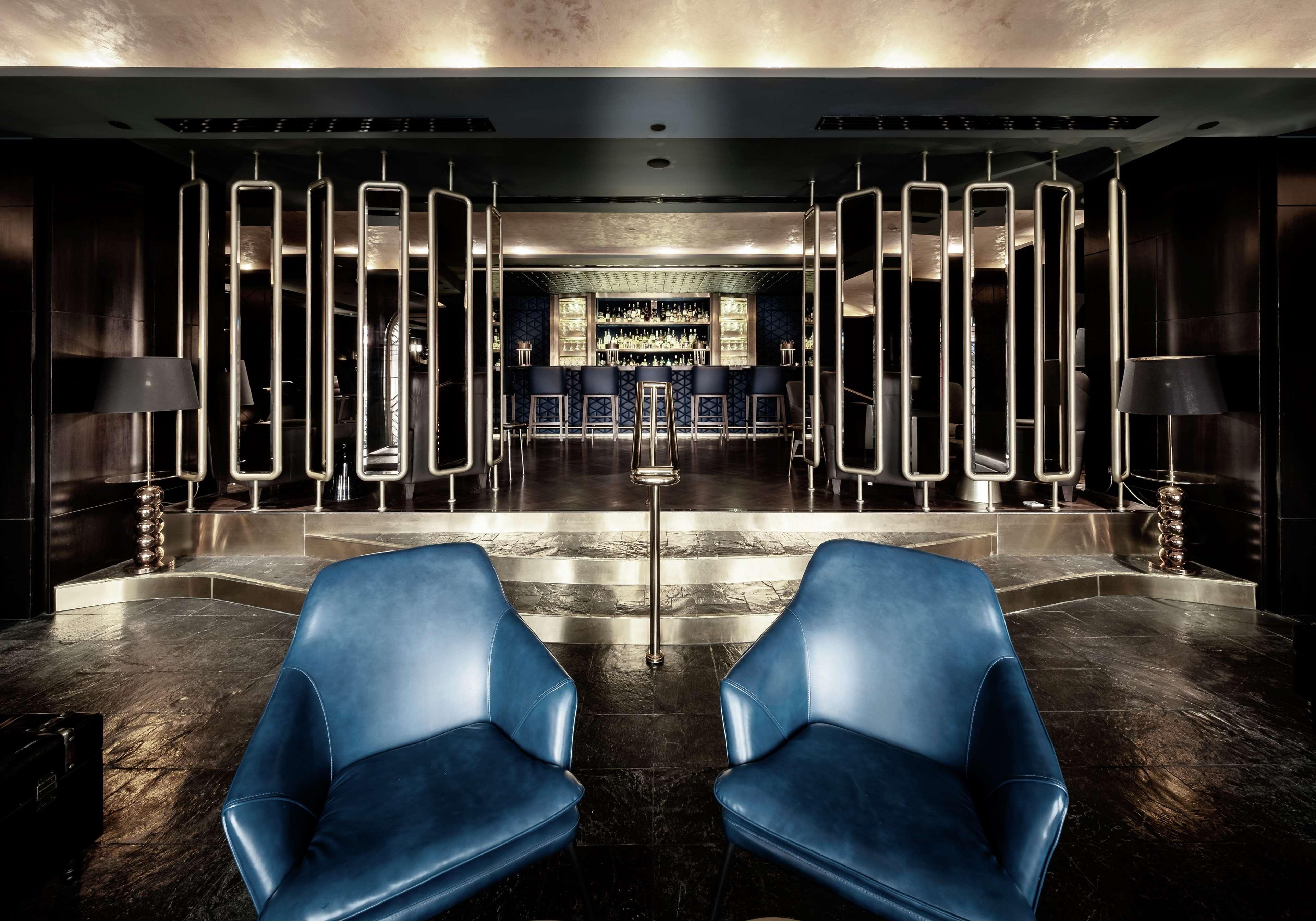 Hilton Kota Kinabalu Ξενοδοχείο Εξωτερικό φωτογραφία The bar at the 100 Queen's Gate