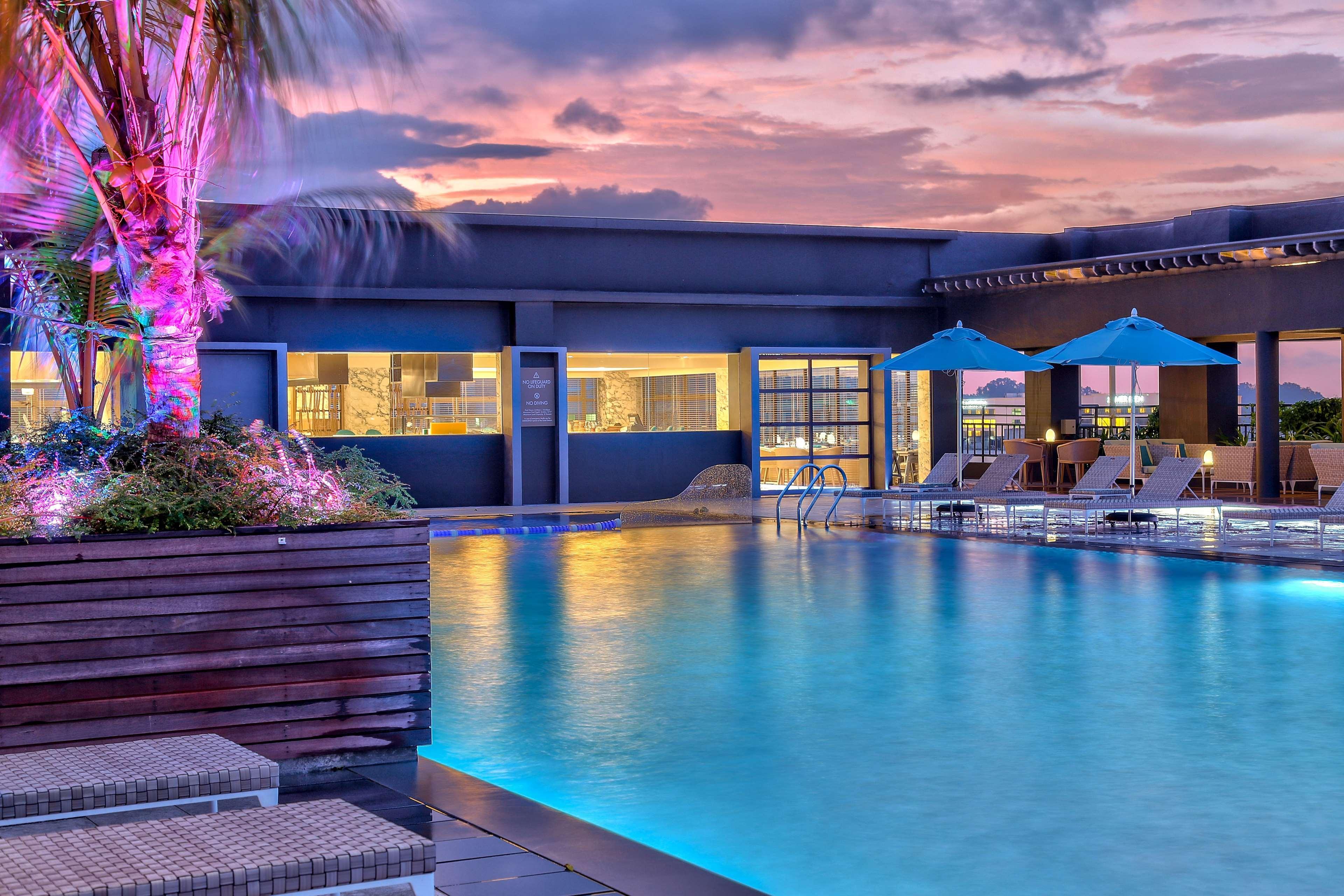 Hilton Kota Kinabalu Ξενοδοχείο Εξωτερικό φωτογραφία The swimming pool at the hotel