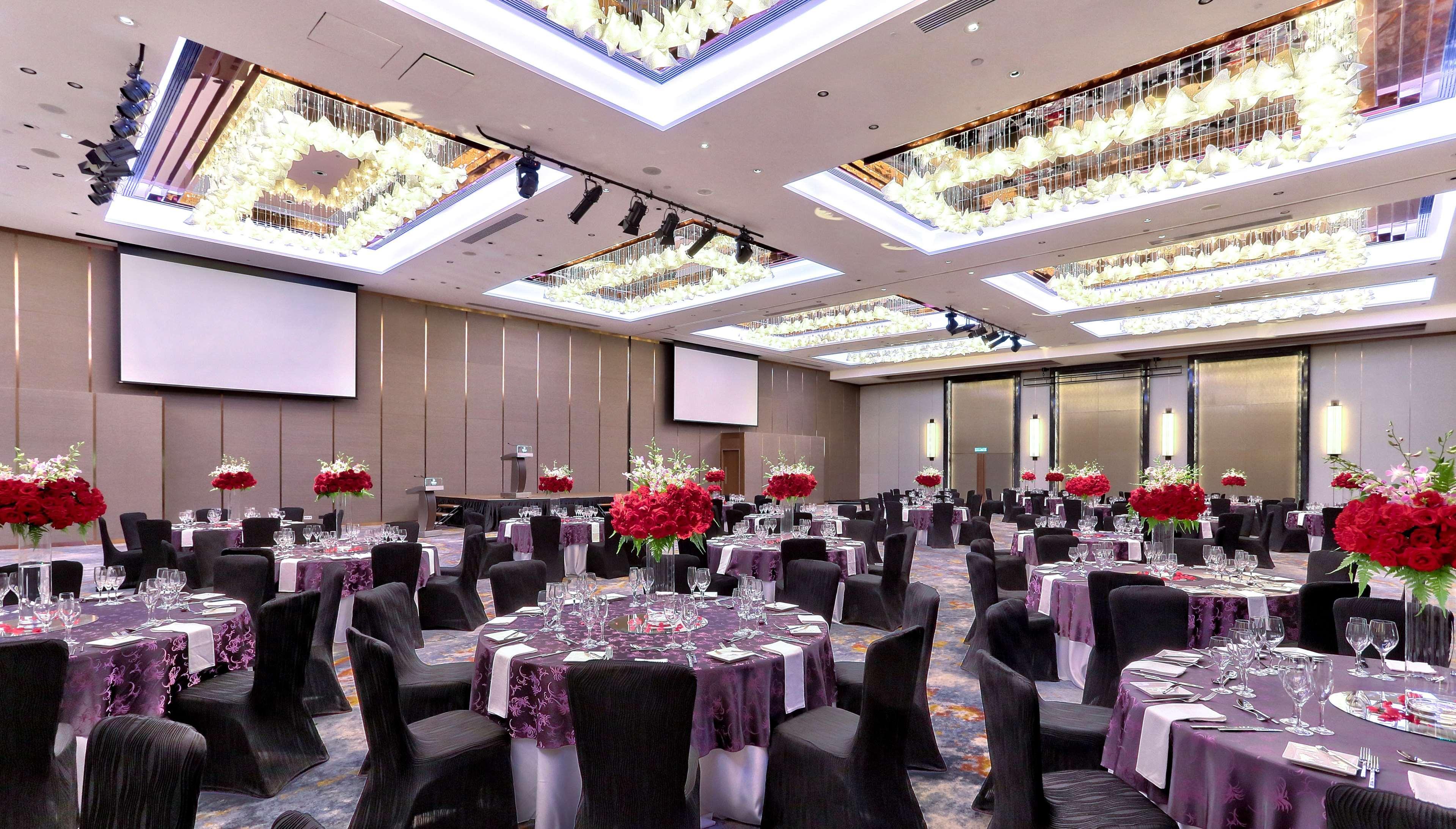 Hilton Kota Kinabalu Ξενοδοχείο Εξωτερικό φωτογραφία The ballroom of the hotel