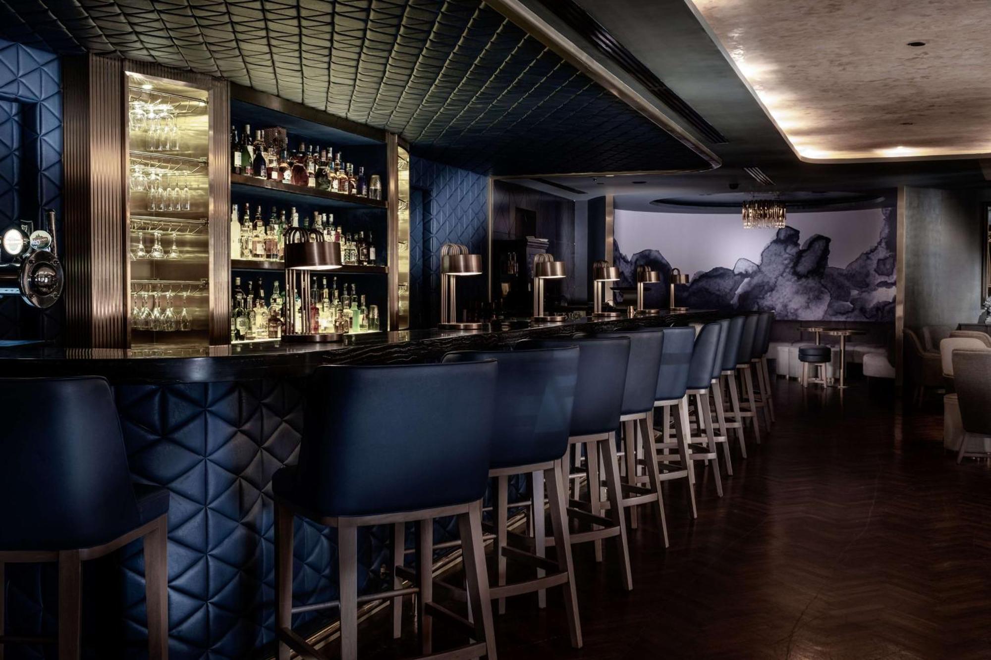 Hilton Kota Kinabalu Ξενοδοχείο Εξωτερικό φωτογραφία The bar at the Mandarin Oriental, New York