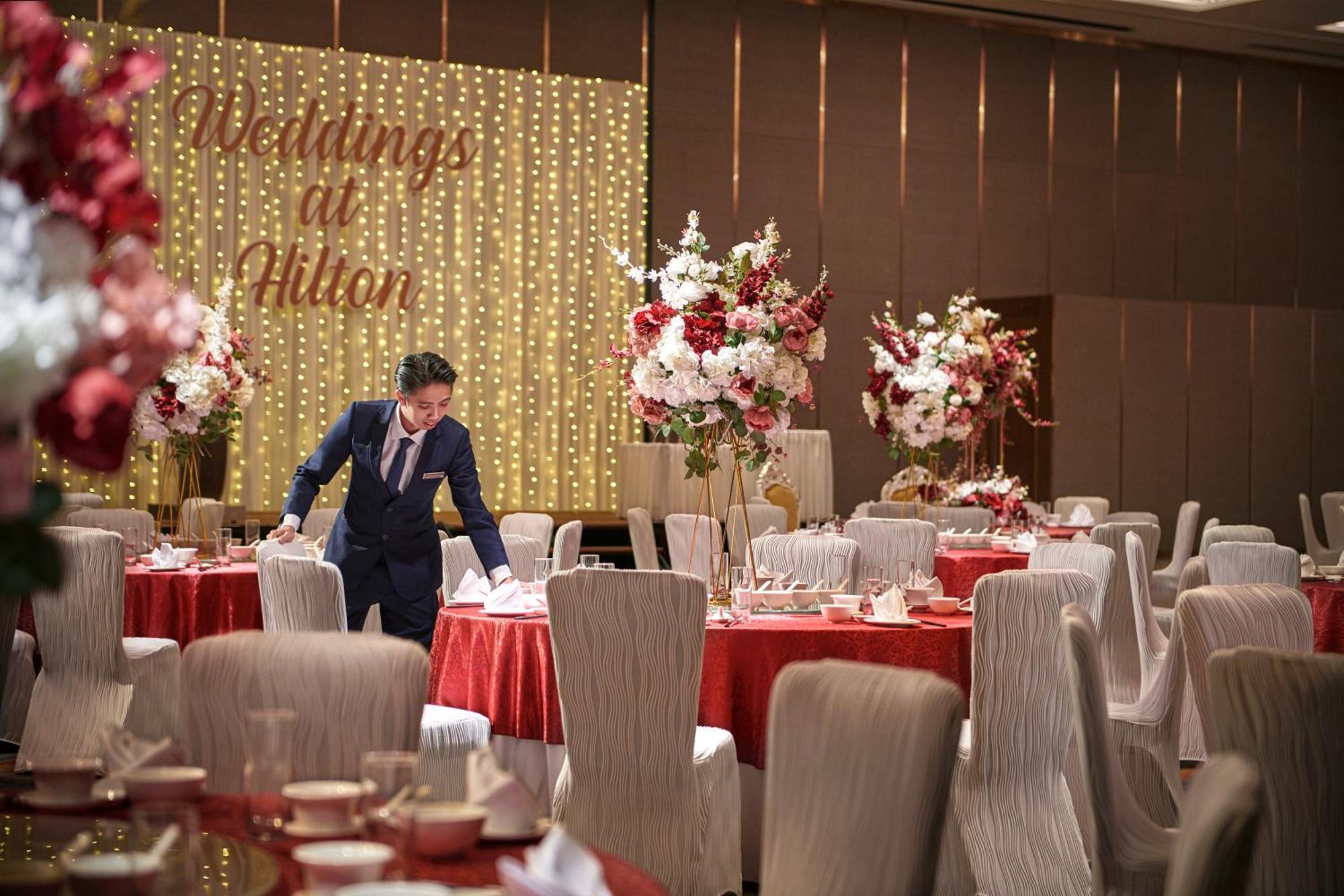 Hilton Kota Kinabalu Ξενοδοχείο Εξωτερικό φωτογραφία A wedding reception at the Royal Thai Suite