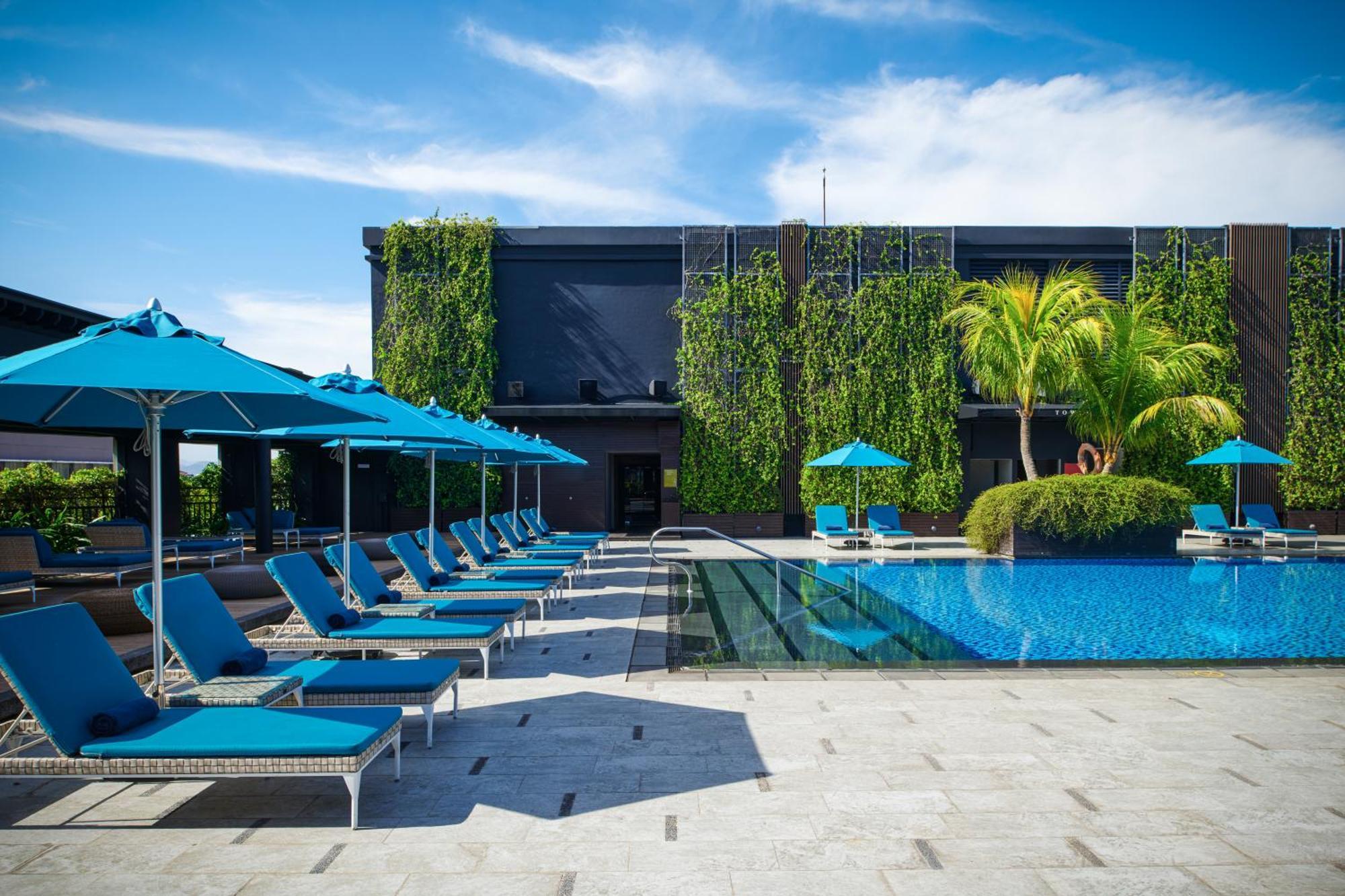 Hilton Kota Kinabalu Ξενοδοχείο Εξωτερικό φωτογραφία The pool at the hotel
