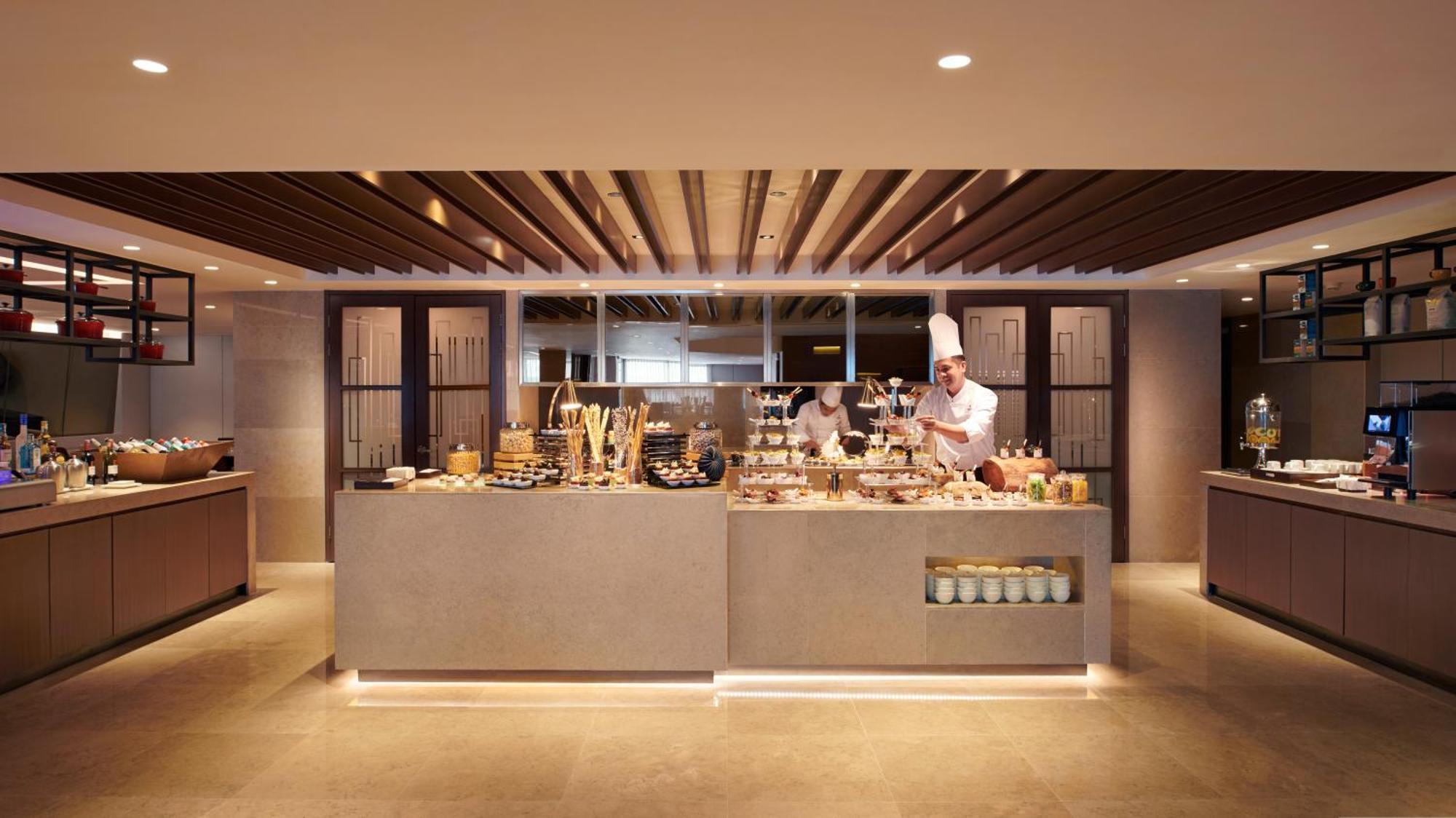 Hilton Kota Kinabalu Ξενοδοχείο Εξωτερικό φωτογραφία The buffet at the lounge