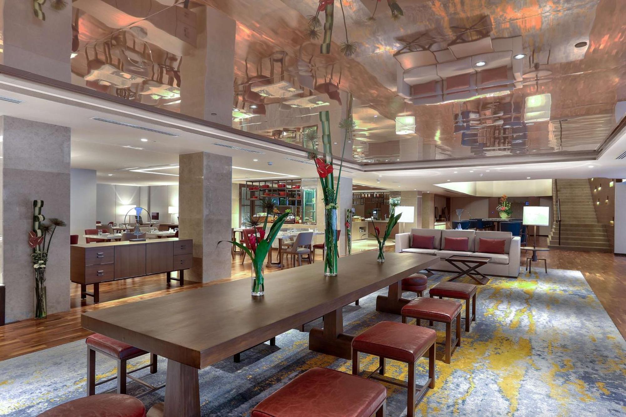 Hilton Kota Kinabalu Ξενοδοχείο Εξωτερικό φωτογραφία The lobby of the hotel